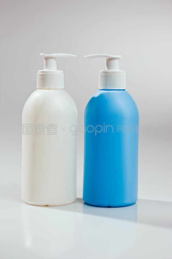 两个塑料瓶
